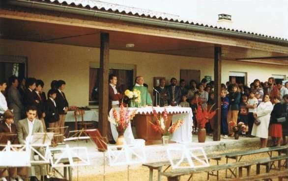 Un homme fait un sermon devant une foule de gens