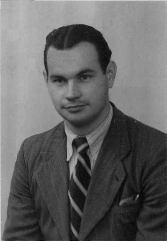 Une photo en noir et blanc d'un homme en costume et cravate.