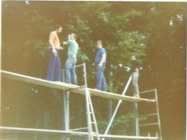 Un groupe de personnes se tient debout au sommet d'un échafaudage.