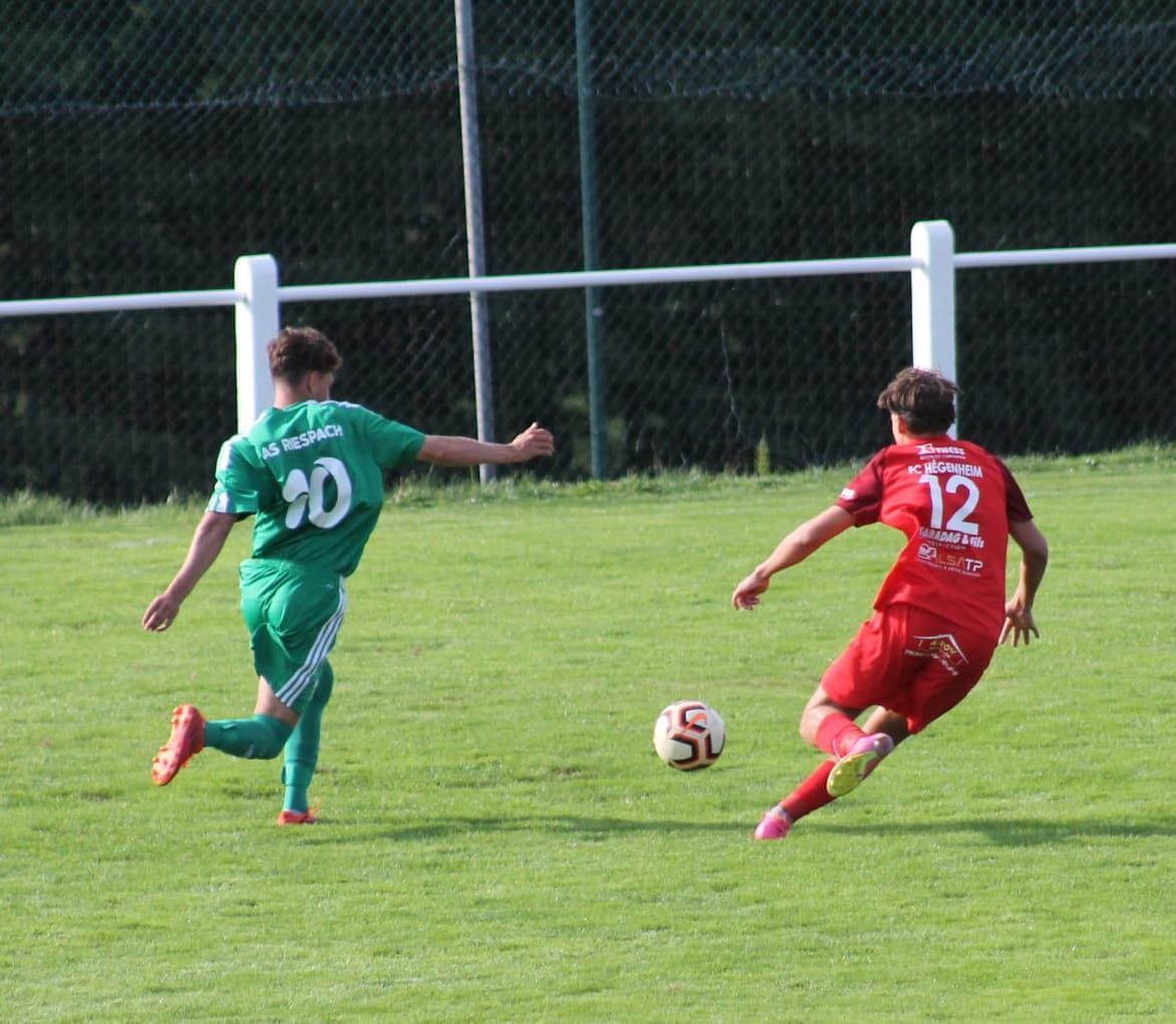 Un joueur de football avec le numéro 12 sur le dos