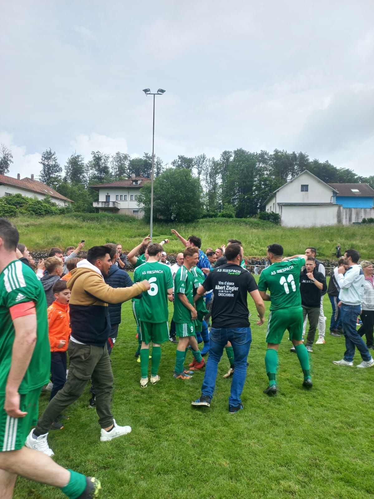 Un groupe de personnes se tient debout sur un terrain de football.