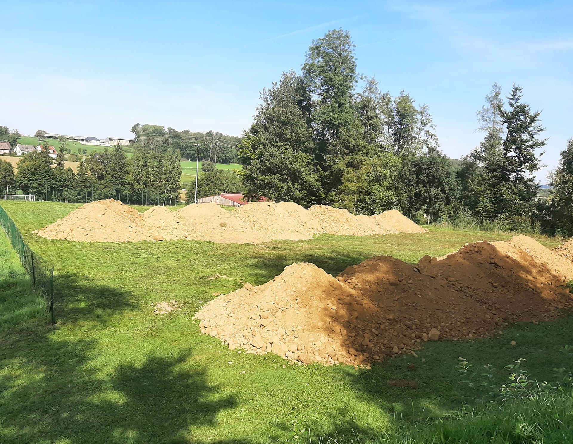 Un tas de terre se trouve au milieu d'un champ herbeux.