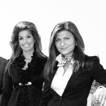 zwart wit foto of mw. mr. de Laurente en mw. mr. Horst voor een open raam