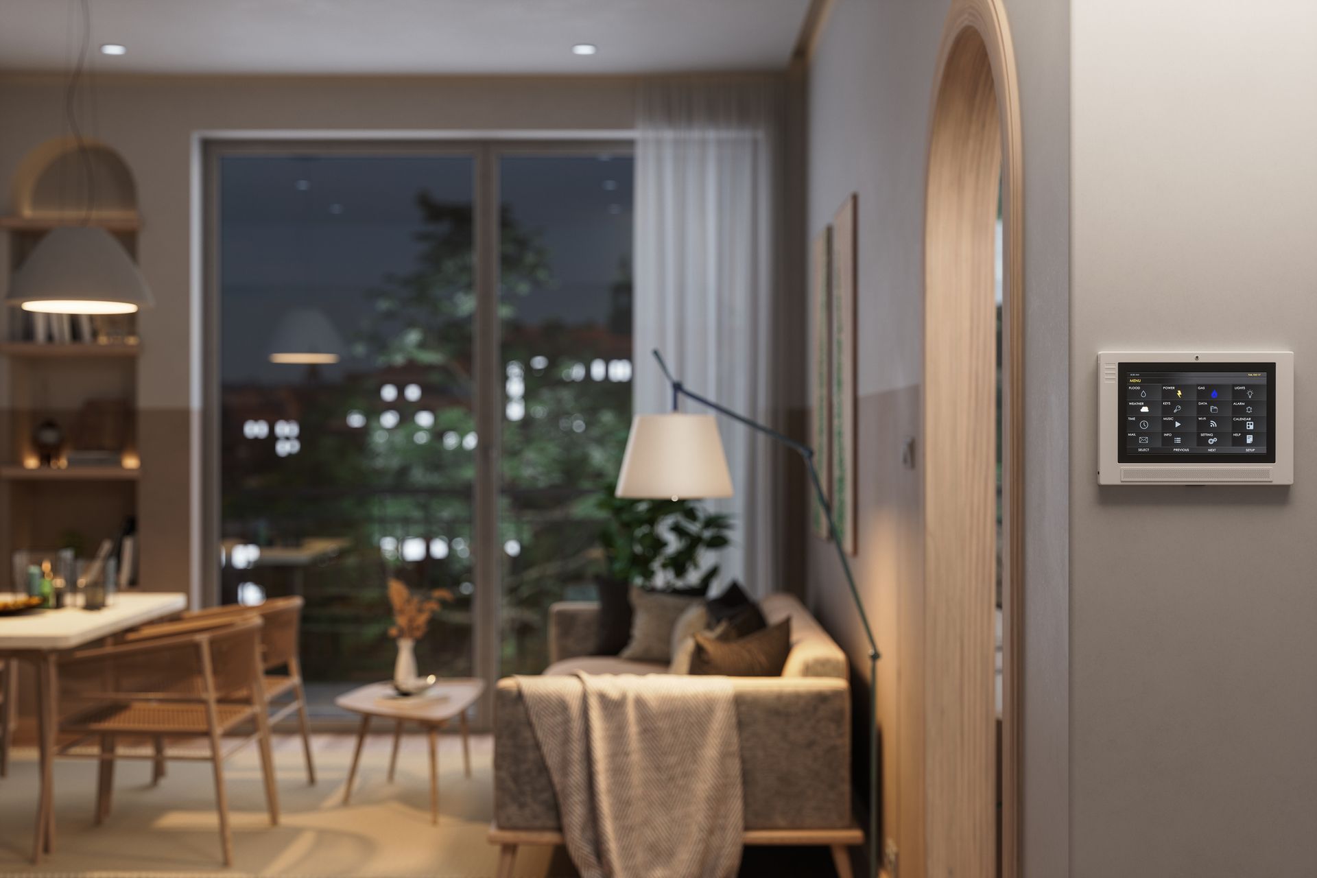 Soggiorno moderno di notte con zona pranzo, divano, porta ad arco e pannello di controllo domotico a parete.