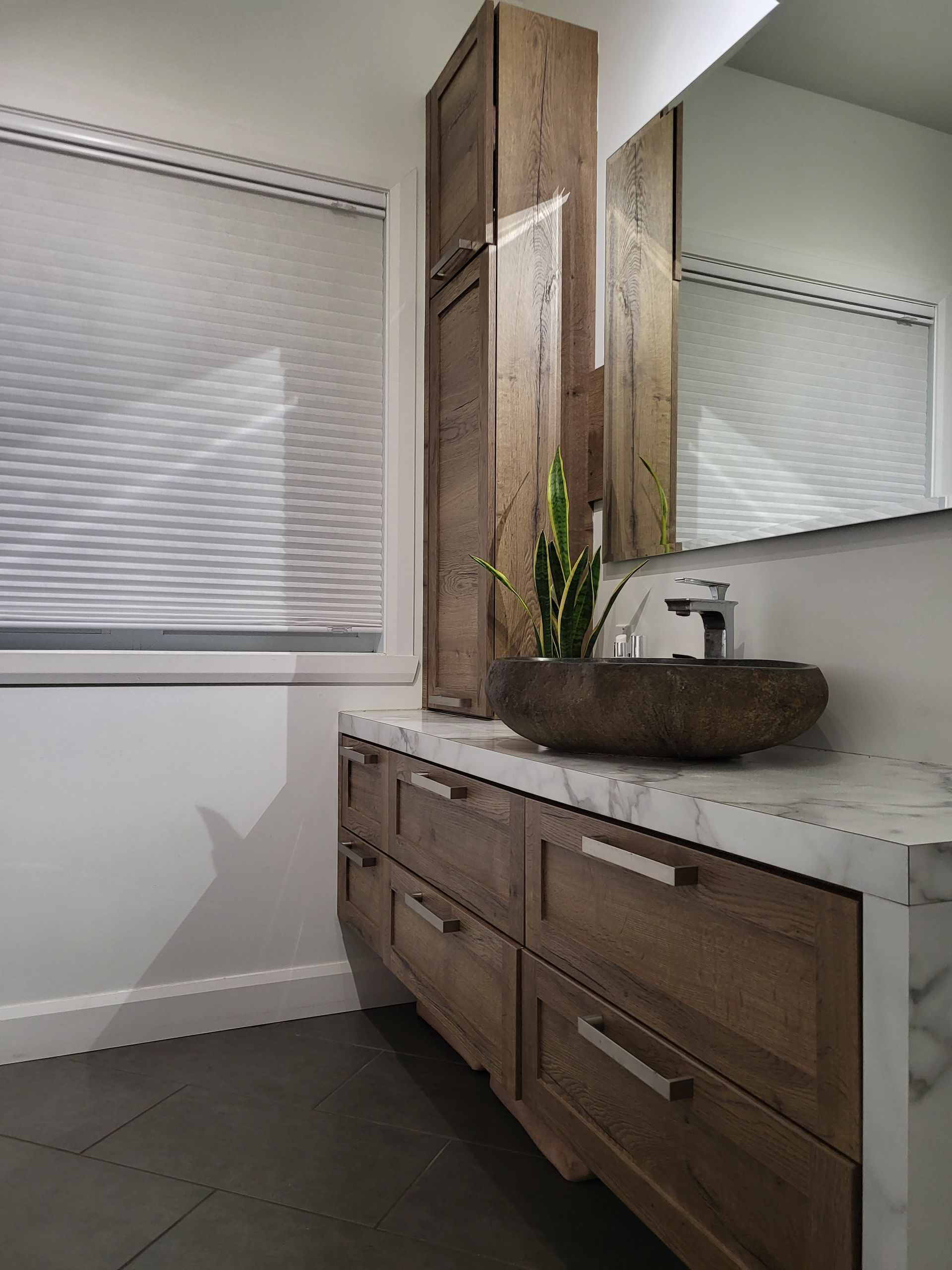 Un grand immeuble d'appartements avec beaucoup de fenêtres et de balcons