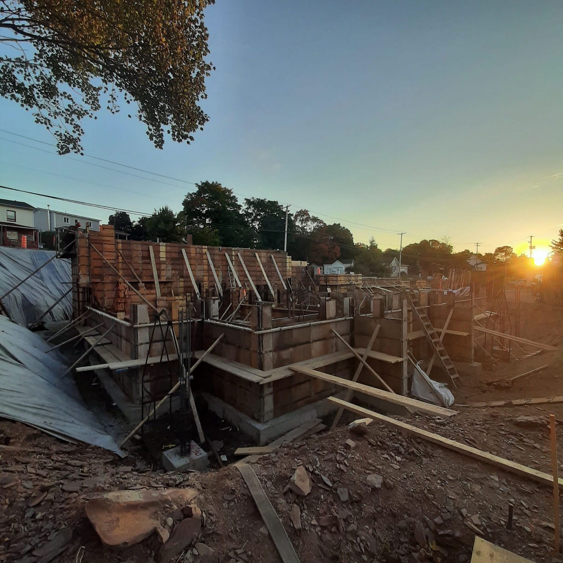 Un chantier de construction avec un coucher de soleil en arrière-plan