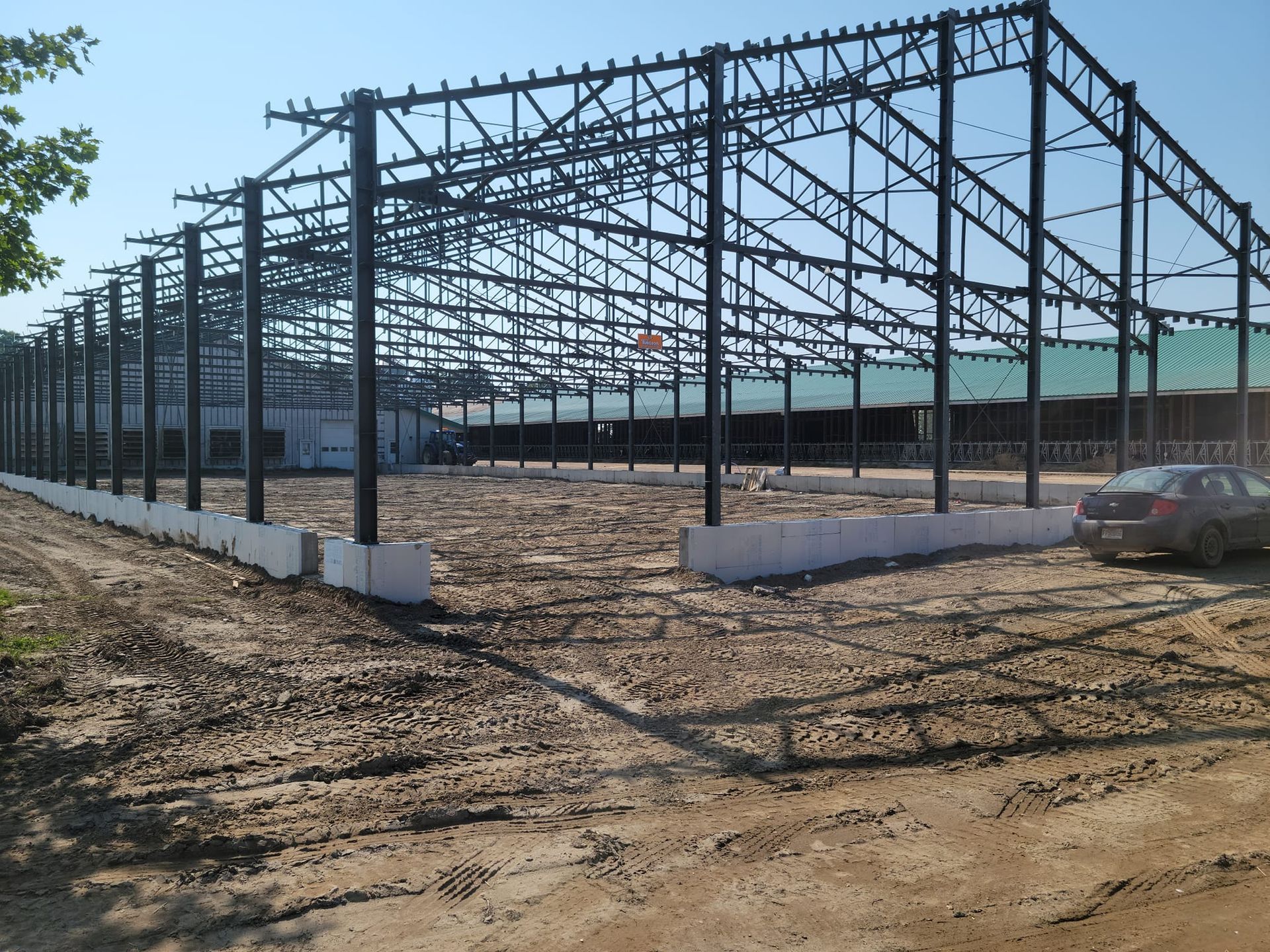 Une voiture est garée devant un bâtiment en construction