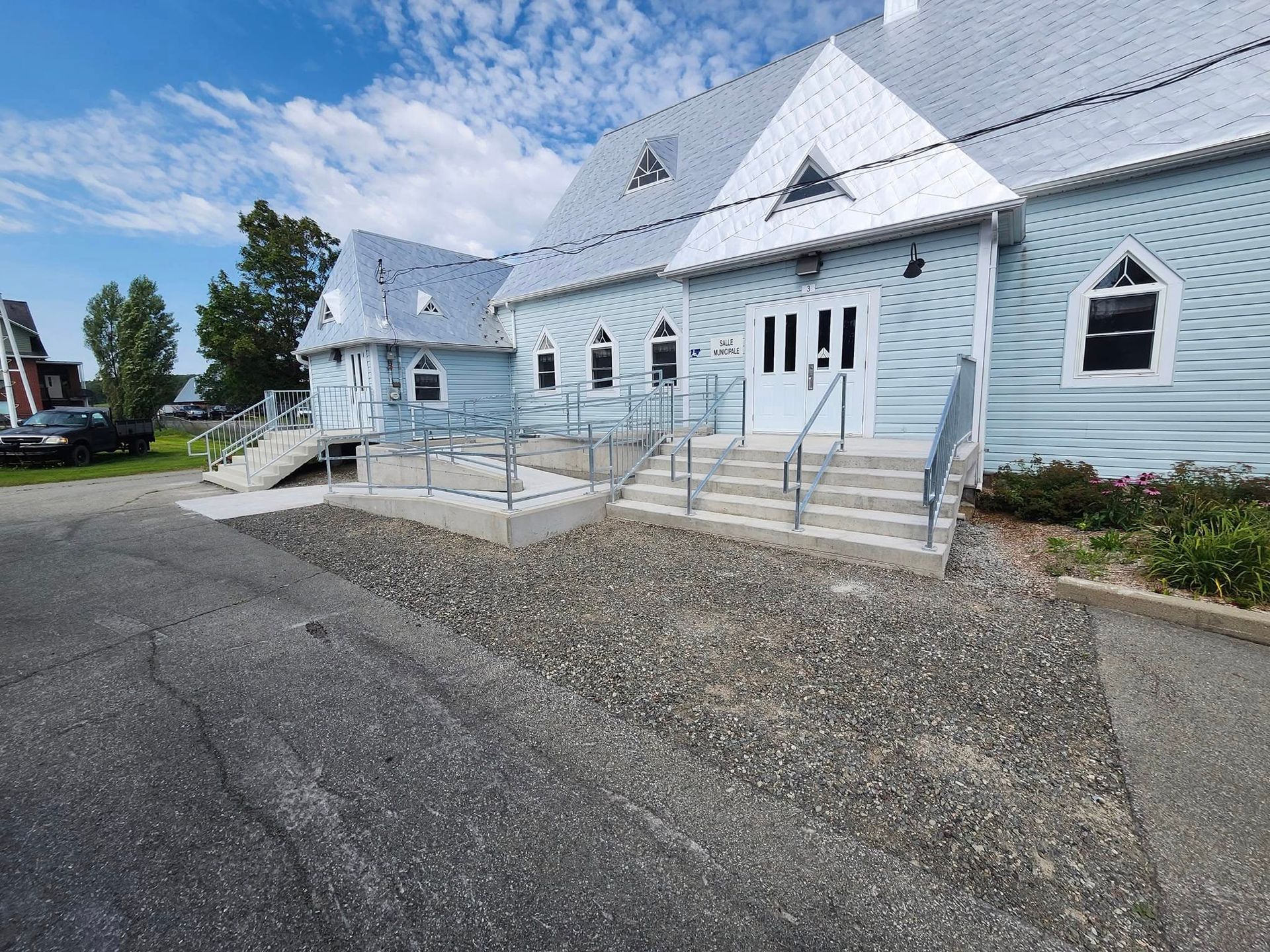 Un grand immeuble d'appartements avec beaucoup de fenêtres et de balcons