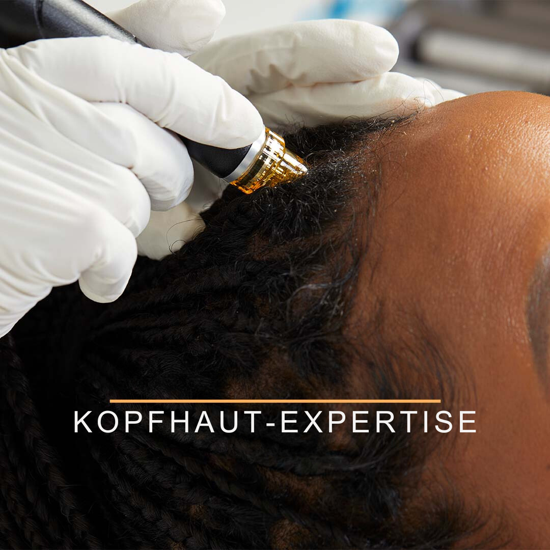 Eine Frau bekommt eine Haarbehandlung von Kopfhaut-Expertise