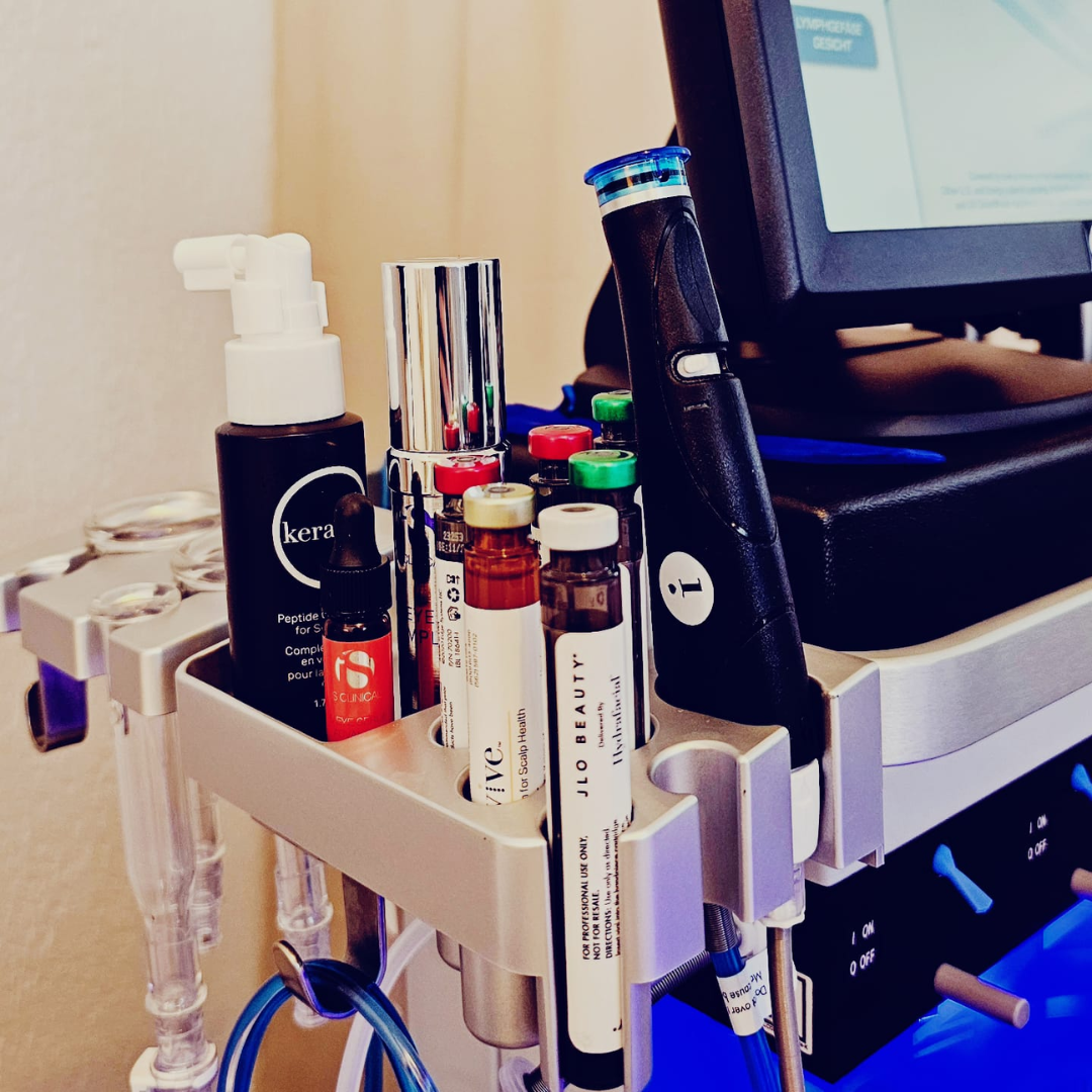 Ein paar Flaschen auf einem Wagen mit einer, die sagt: 