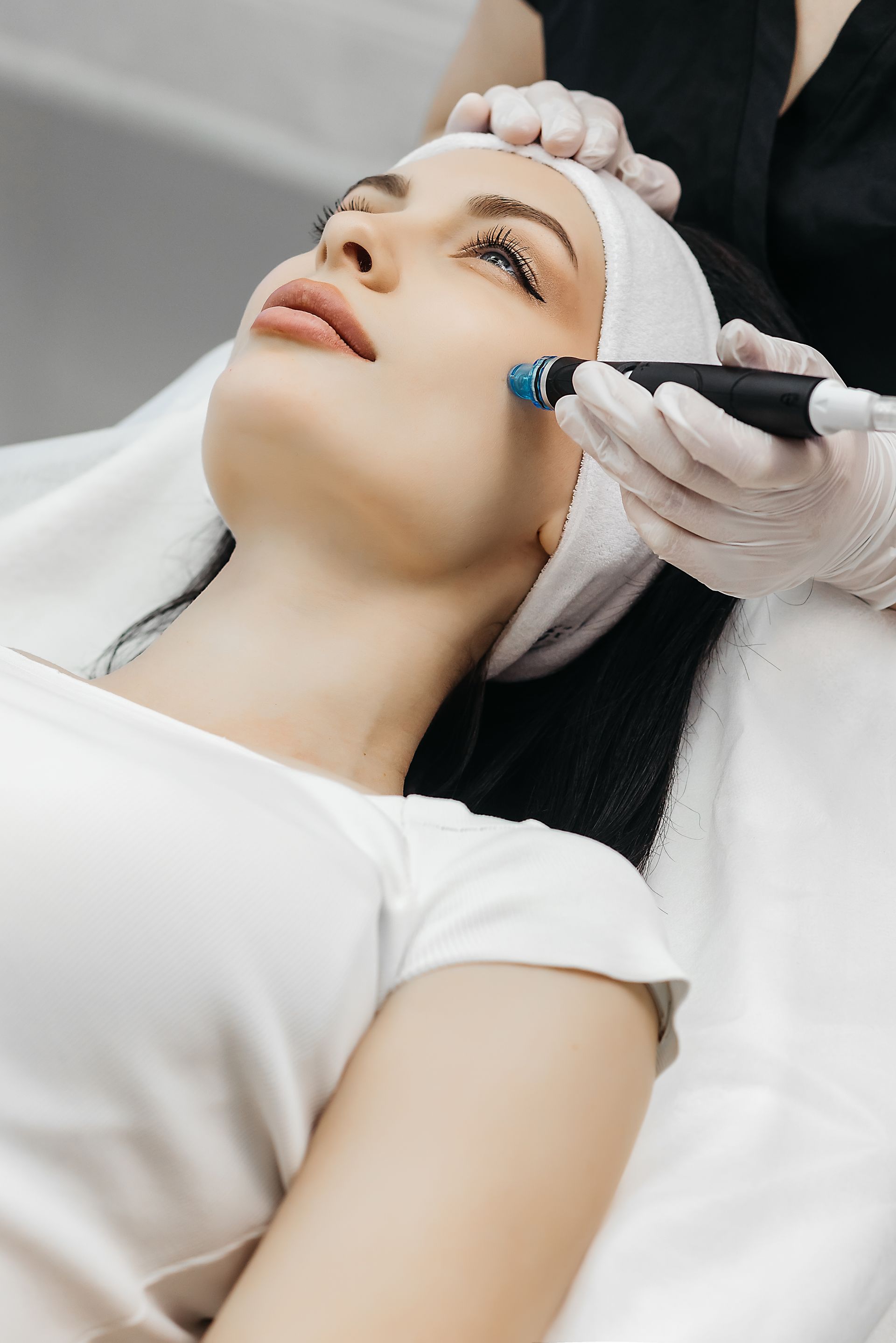 Eine Frau bekommt in einem Schönheitssalon eine Gesichtsbehandlung.