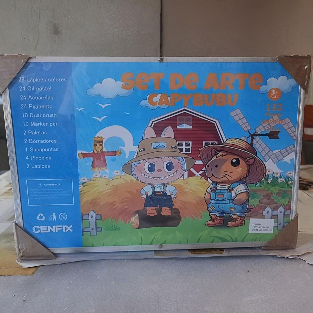 Set de arte de color rosa en un estuche con personajes de dibujos animados y asa, dentro de una juguetería.