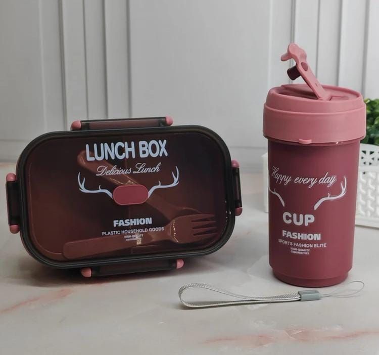 Lonchera verde y taza con tenedor y cuchara, texto blanco y diseño de ciervo.