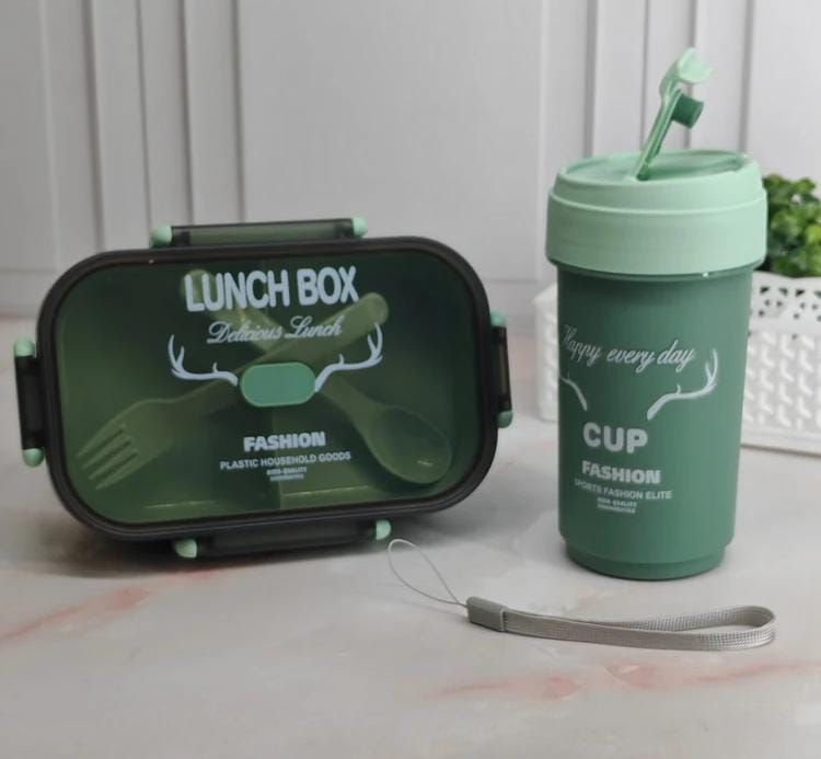 Lonchera verde y taza con tenedor y cuchara, texto blanco y diseño de ciervo.