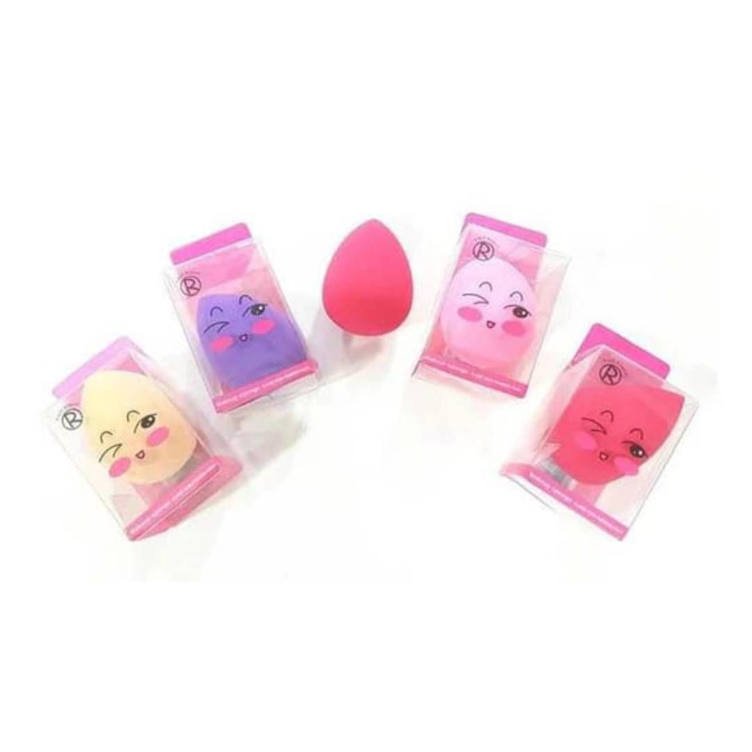 Esponja de maquillaje en empaque de conejito con esponja morada aparte.