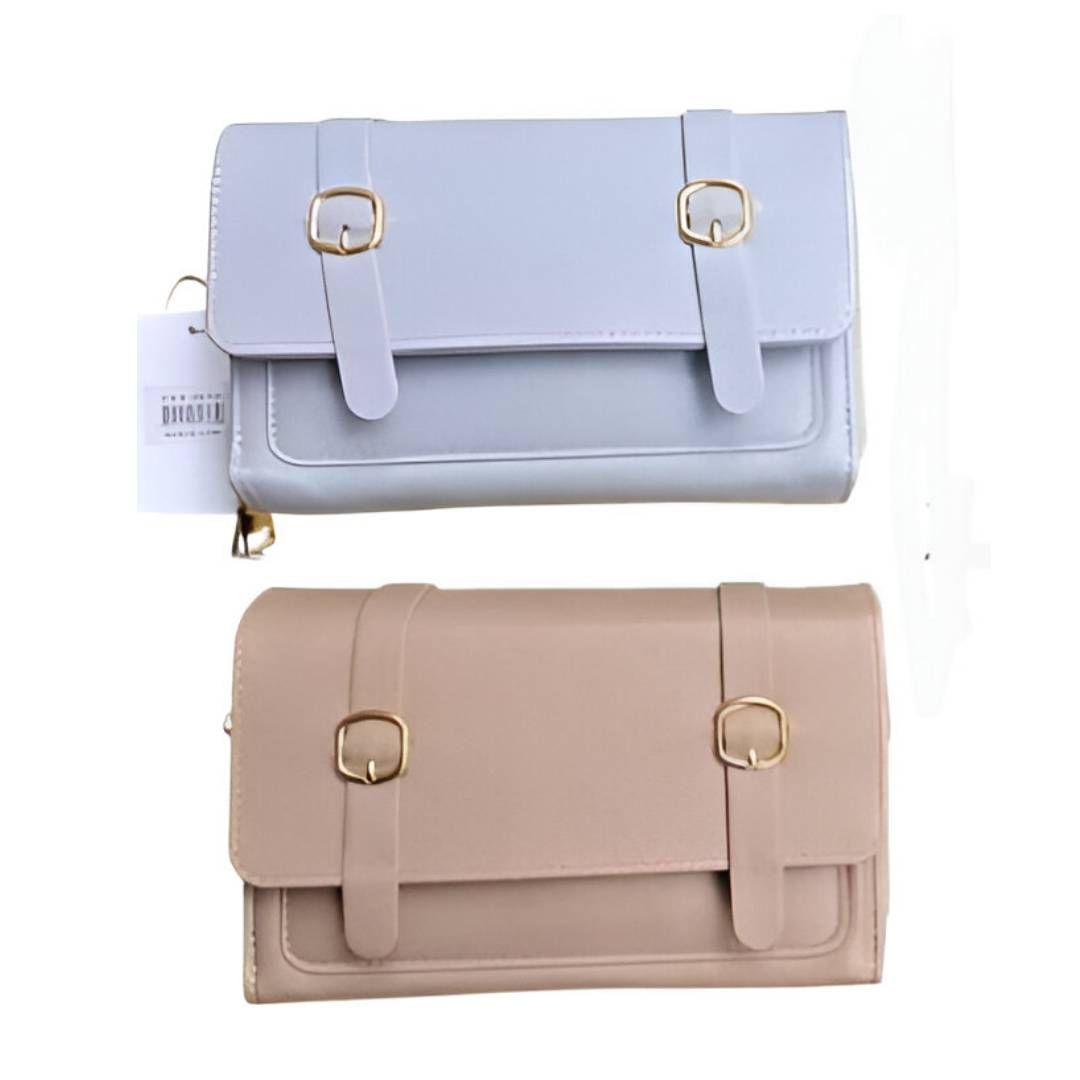 Dos bolsos de color claro con hebillas y correas doradas; uno azul, otro beige, sobre un fondo blanco.