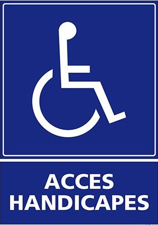 Un panneau carré bleu avec un symbole international d'accessibilité blanc au-dessus du texte français « ACCÈS HANDICAPES ».