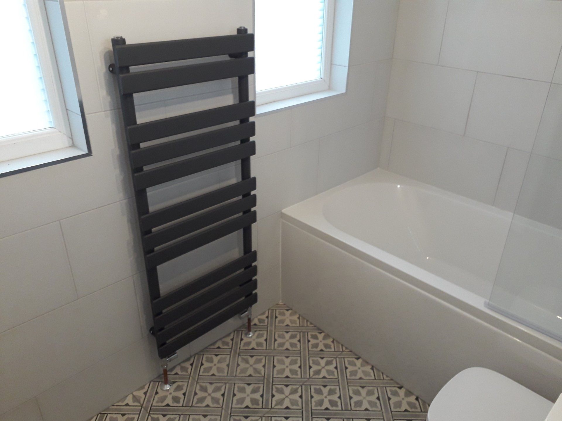 #cascata, #morpeth, #northumberland, #kitcheninstaller, #bathroominstaller, #bathroom, #anthracitetowelradiator, #patternedfloortile, #whitewalltile