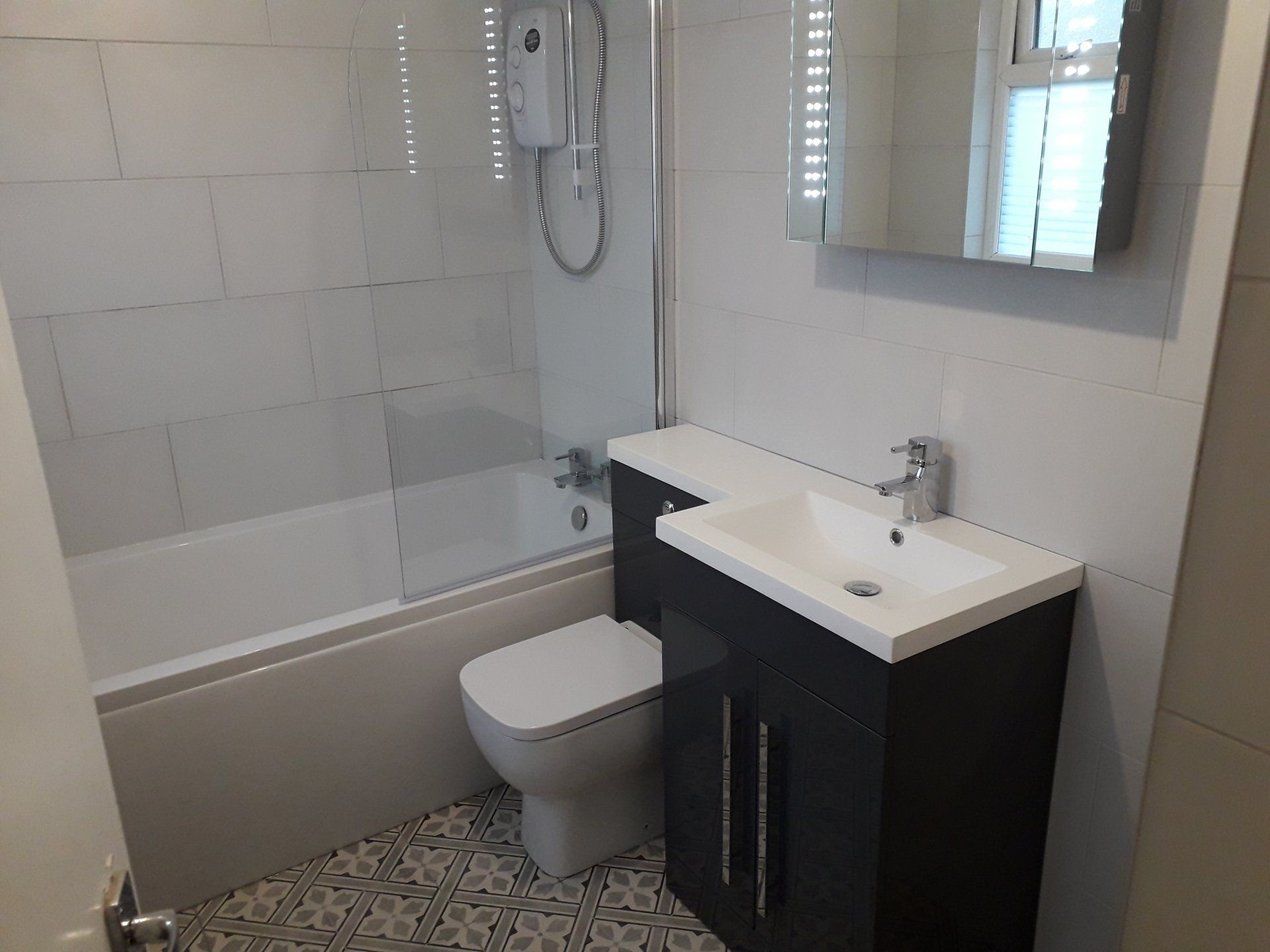#cascata, #morpeth, #northumberland, #kitcheninstaller, #bathroominstaller, #bathroom, #kvitmatrix, #rak, #ledmirror, #mirrorcabinetdemister, #greycombinationunit, #patternedfloortile