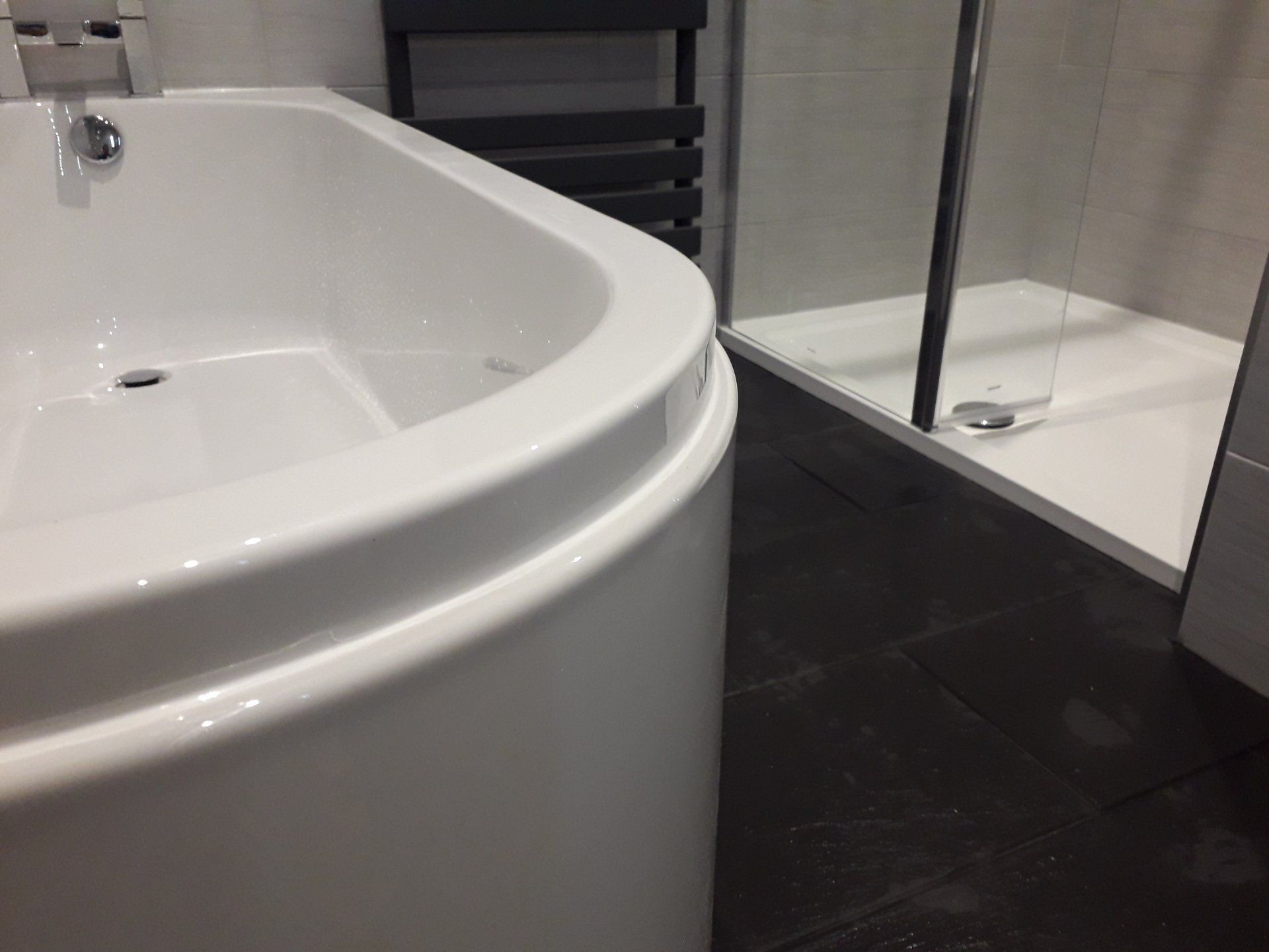 #cascata, #morpeth, #northumberland, #kitcheninstaller, #bathroominstaller, #bathroom, #anthracitetowelradiator, #bespokeniche, #walkinshower, #blacktilefloor, #jbath