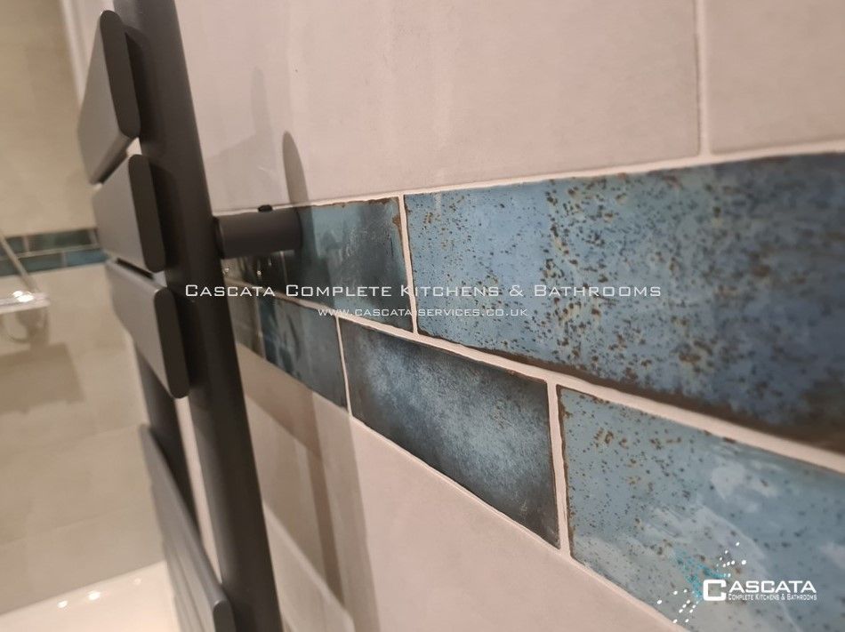 #cascata, #morpeth, #northumberland, #kitcheninstaller, #bathroominstaller, #bathroom, #greyporcelain, #blueglasstile, #linearbordertile, #rakresort #anthjracitetowelradiator