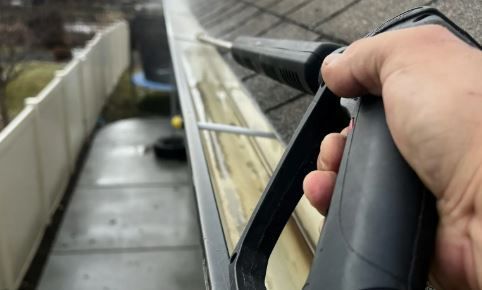 gutter_cleaning