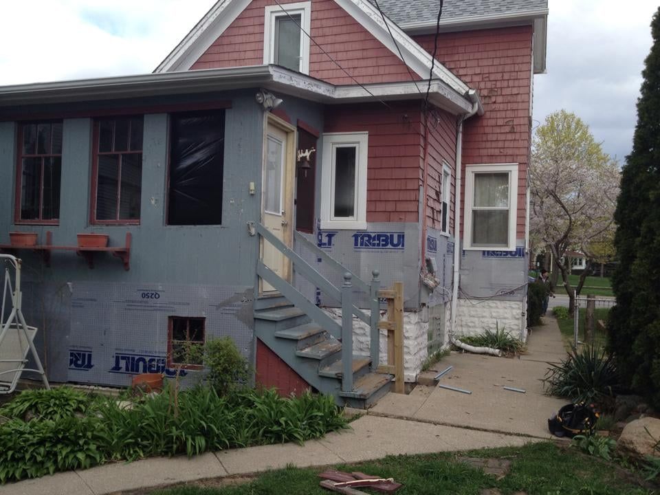 A house with a staircase and a sign that says to-sui