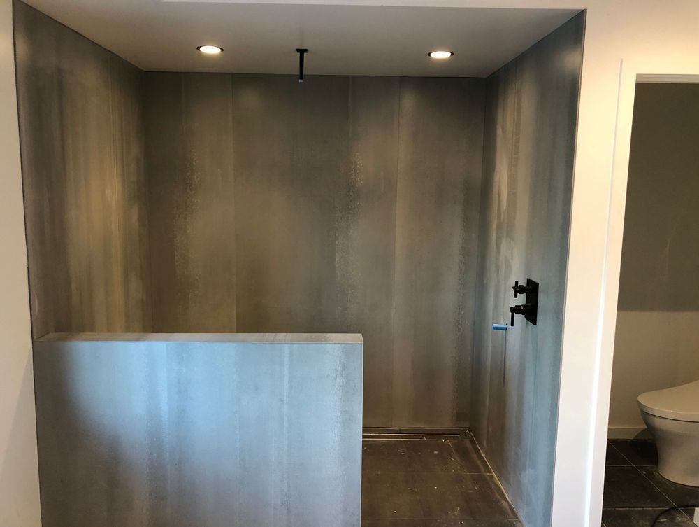 A bathroom with two sinks and a bathtub