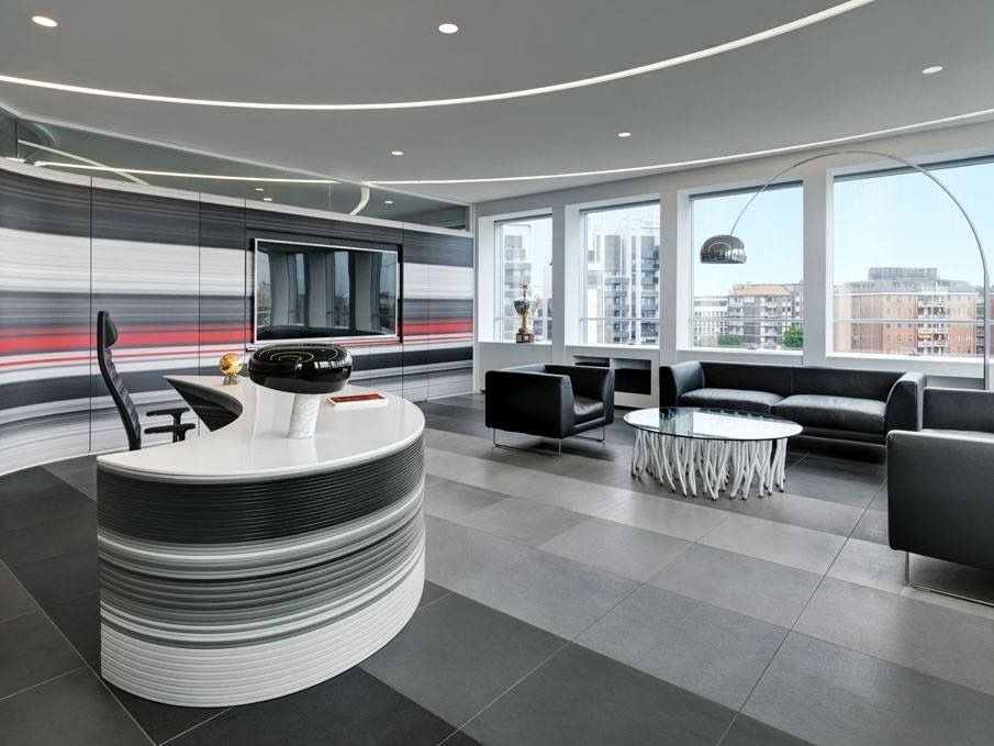 A receiving room with a round table and a couch