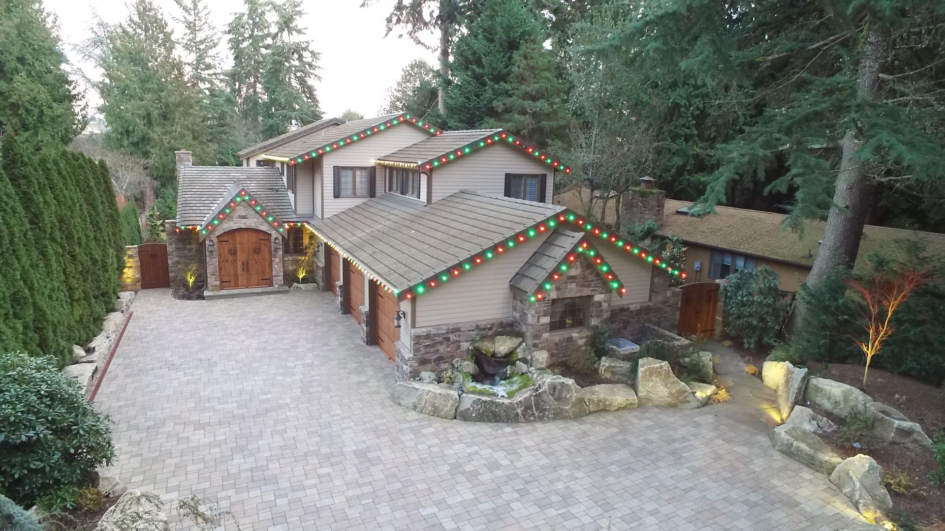 A large house with christmas lights on the roof