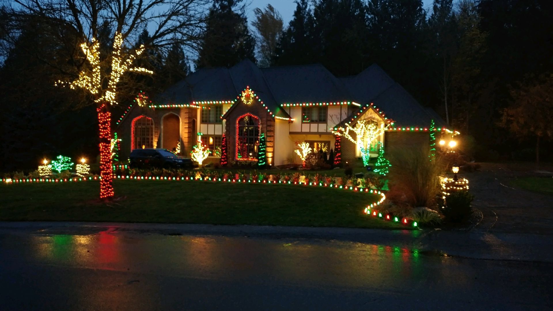 A house decorated for christmas with red and green lights