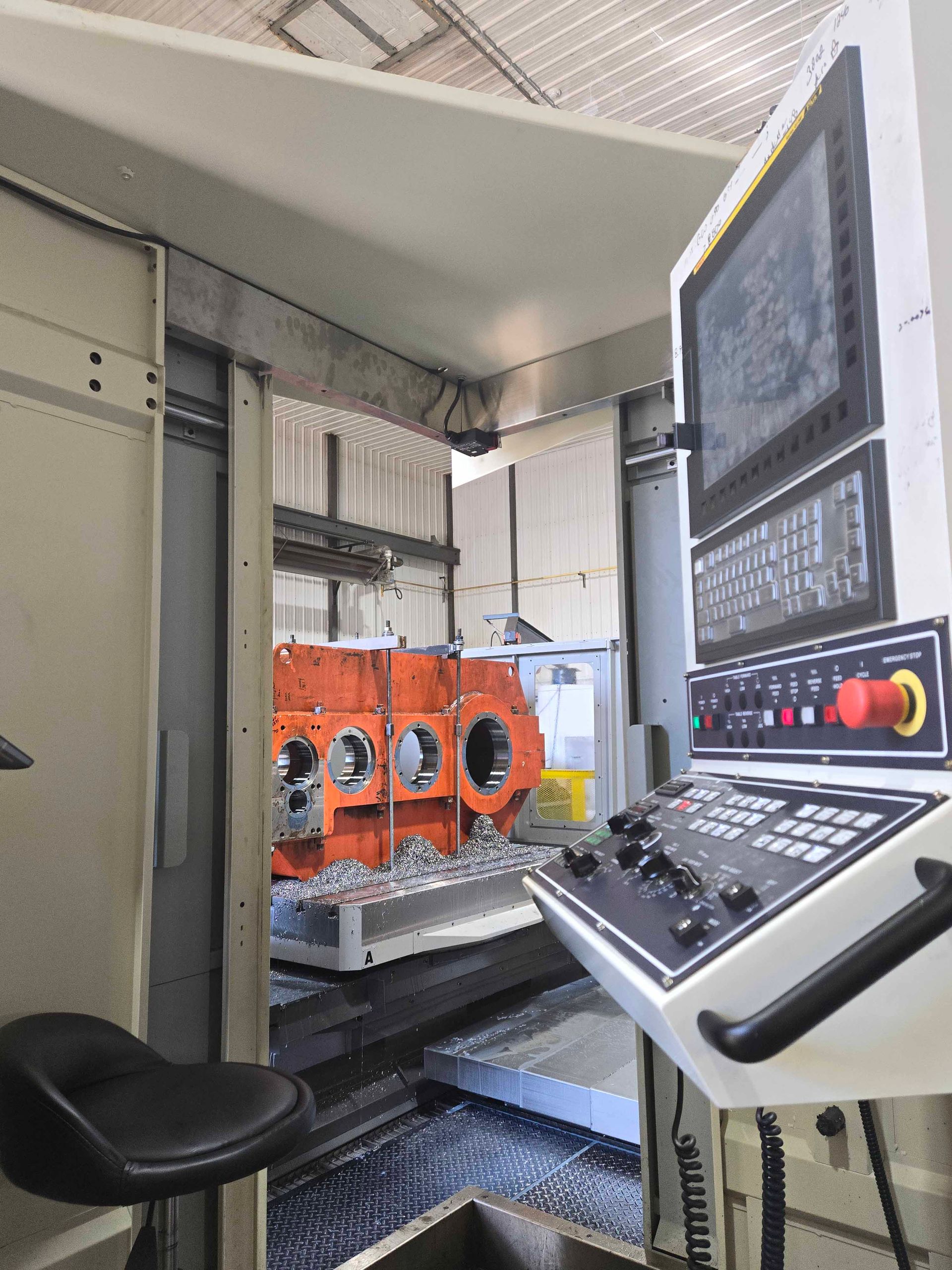 Une machine qui a un bouton rouge dessus