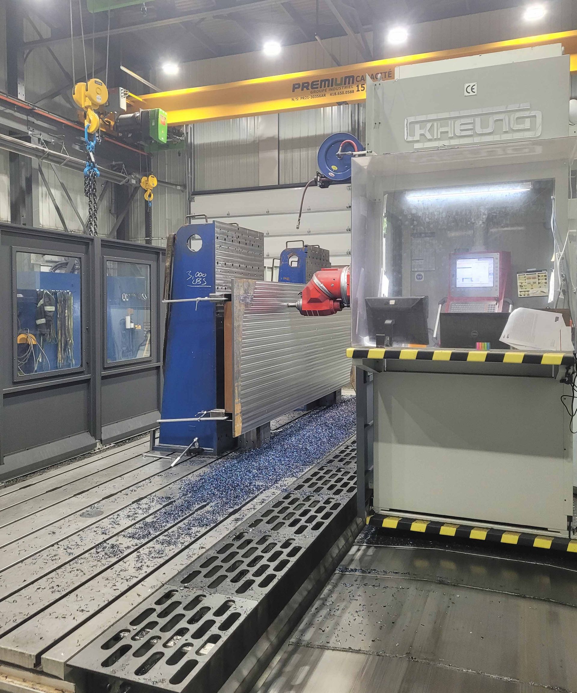 Une machine dans une usine sur laquelle est écrit kz200