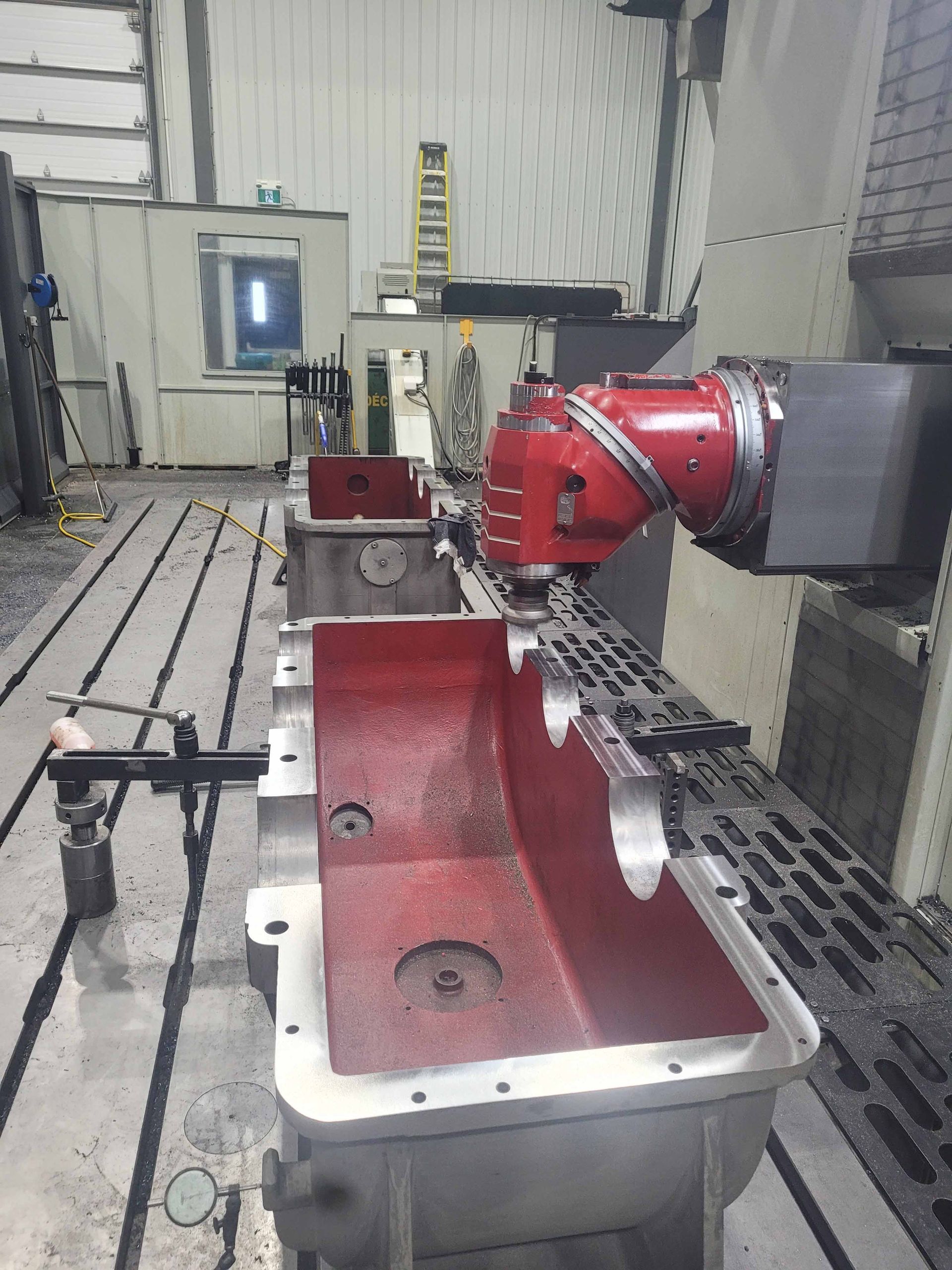 Une machine coupe un morceau de métal dans une usine