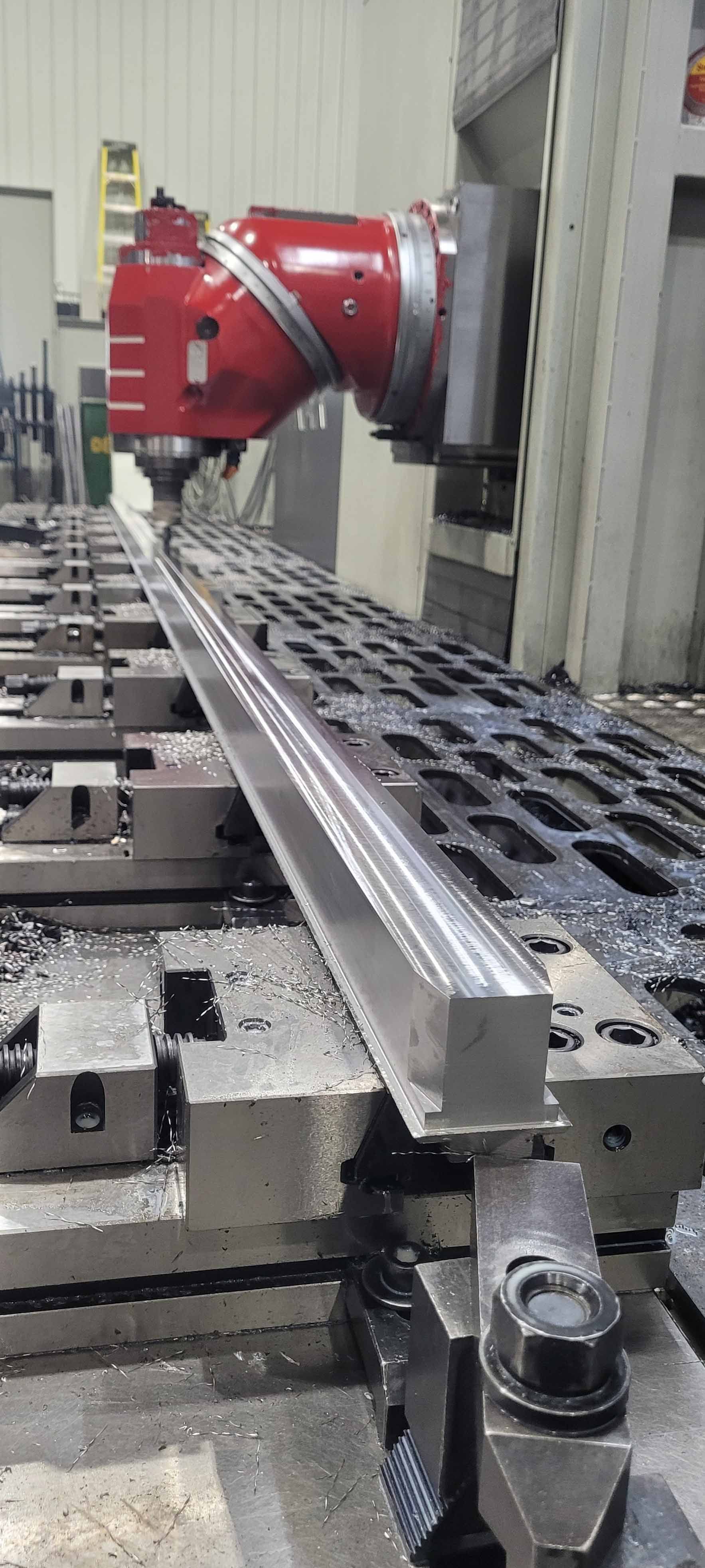 Une machine coupe un morceau de métal dans une usine.