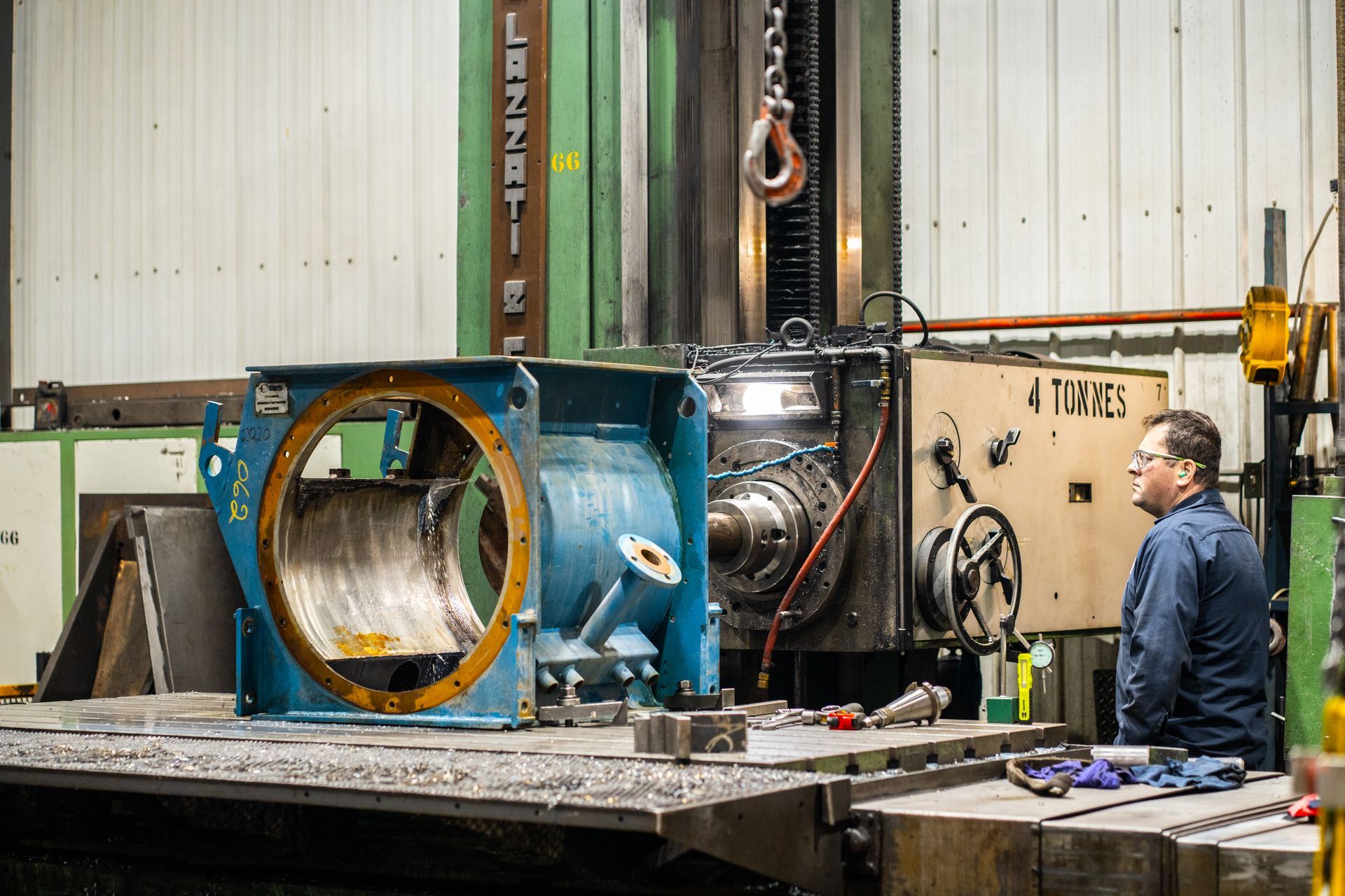 Un homme travaille sur une machine dans une usine.