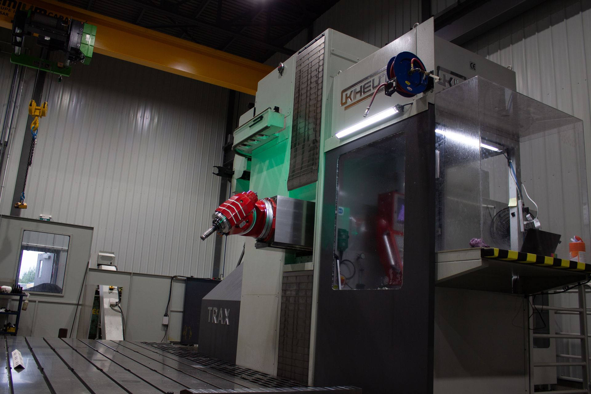 Une grande machine est posée sur une table dans une usine.