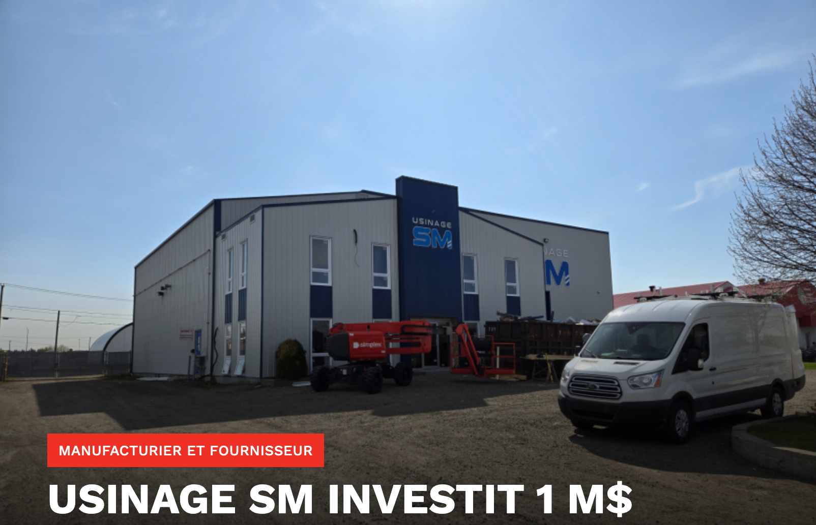 Une camionnette blanche est garée devant un grand bâtiment.