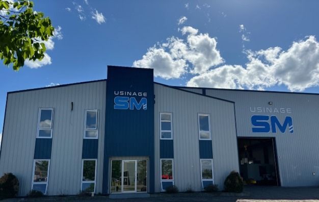 Un bâtiment blanc et bleu avec sm écrit dessus