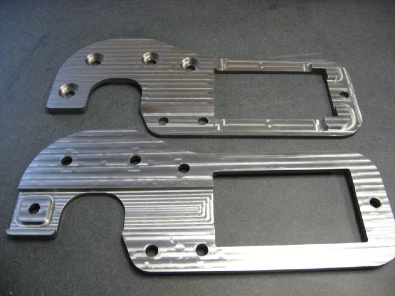 Deux morceaux de métal percés de trous sur une table