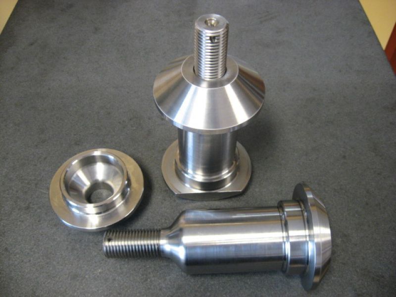 Trois morceaux de métal sont posés sur une table