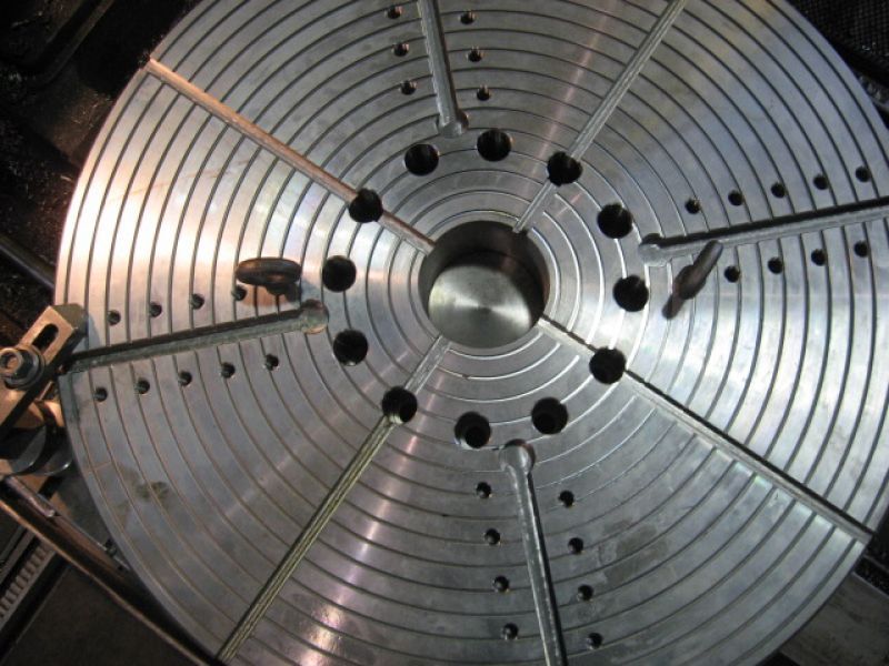 Un gros plan d'un mandrin de tour avec des trous