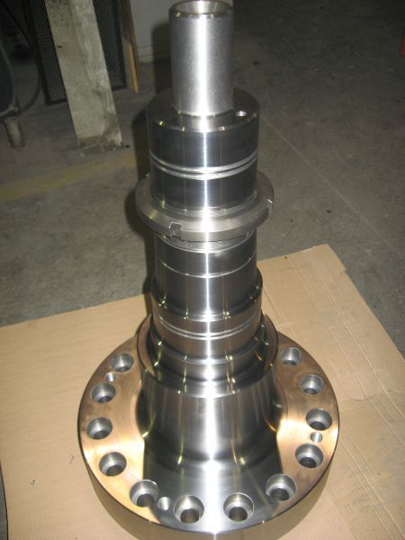 Un gros objet métallique est posé sur un morceau de carton