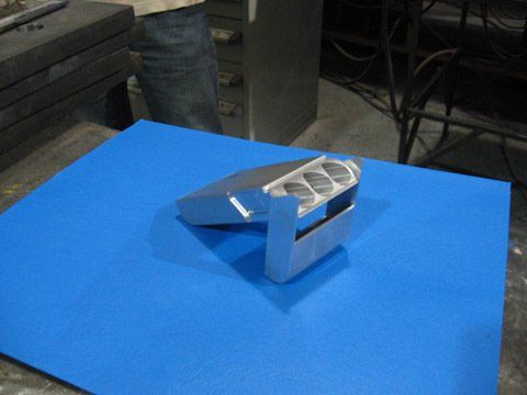 Un morceau de papier bleu avec un objet argenté dessus