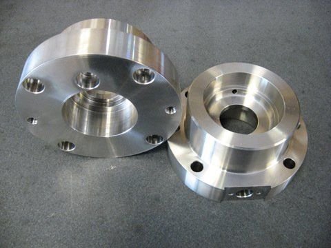 Deux morceaux de métal sont posés l'un sur l'autre sur une table.