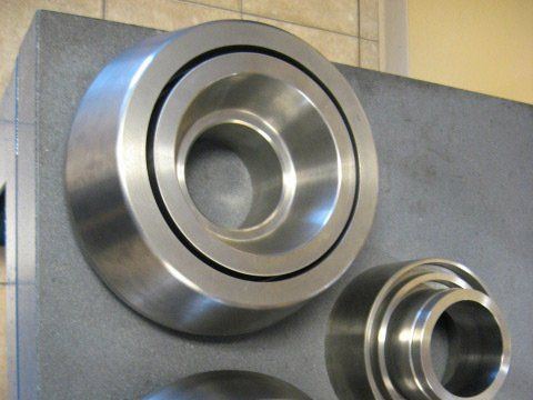 Un tas d'anneaux métalliques avec des trous