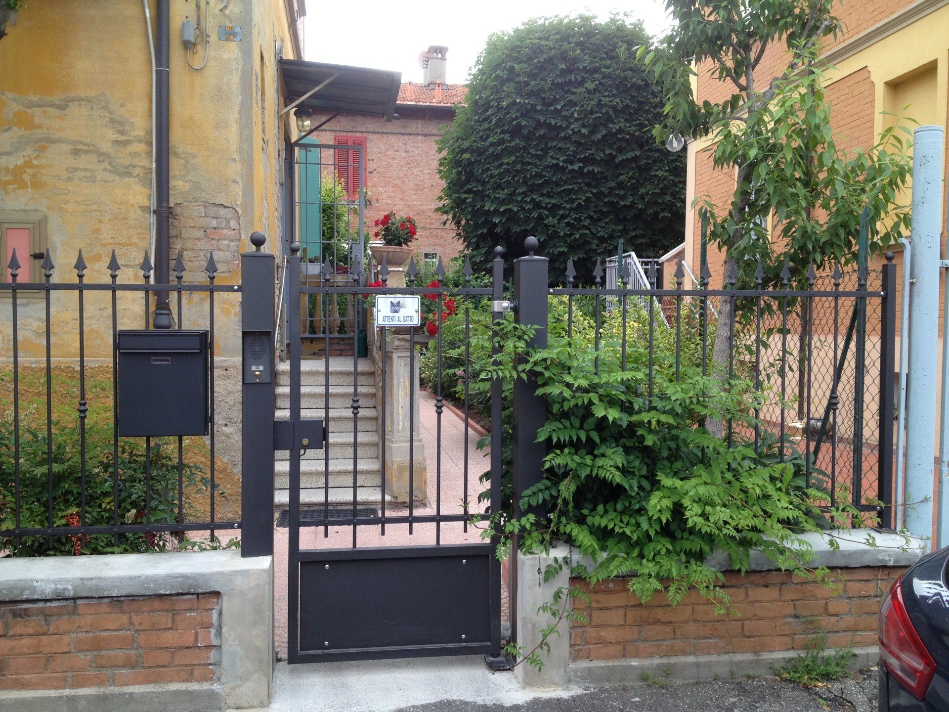 cancelletto con cespuglio