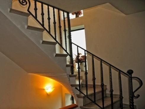 scala interna con ringhiera in ferro battuto