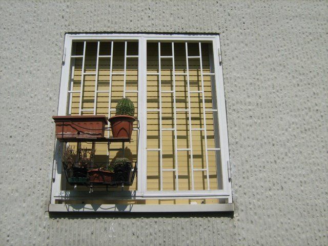 Inferriata per finestra bianca