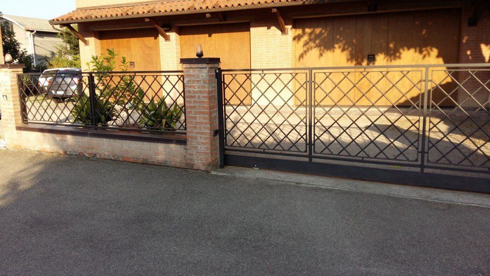 Recinzione in ferro con maglie a rombo